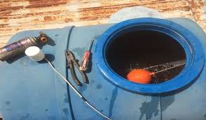 Thợ sửa phao bồn nước bị tràn ở tphcm